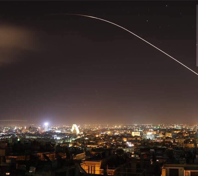 Nổ lớn trên bầu trời Syria, hình ảnh đầu tiên về cuộc tấn công của liên minh Mỹ-Anh-Pháp Nổ lớn trên bầu trời Syria, hình ảnh đầu tiên về cuộc tấn công của liên minh Mỹ-Anh-Pháp